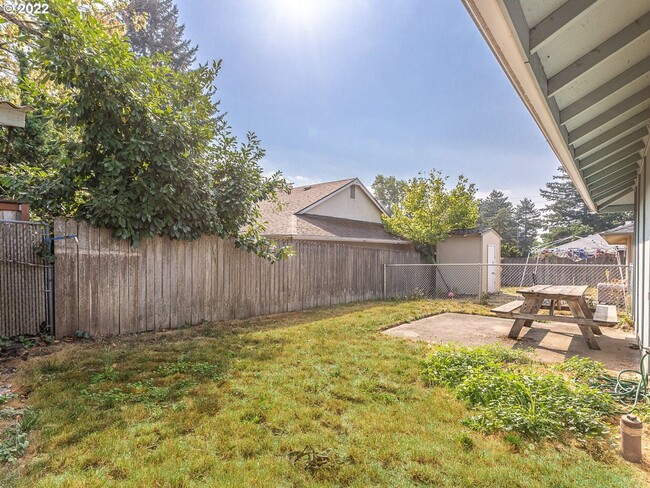 Building Photo - Bright Interior with Generous Bedroom Space – Includes Washer and Dryer