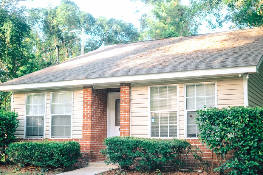 Building Photo - 213 Cactus St