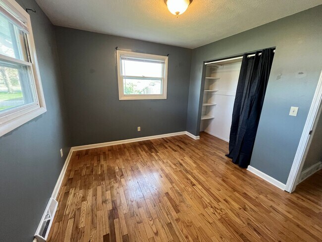 Building Photo - 3-bedroom, 1.5 bathroom unfurnished home in Saint Joseph