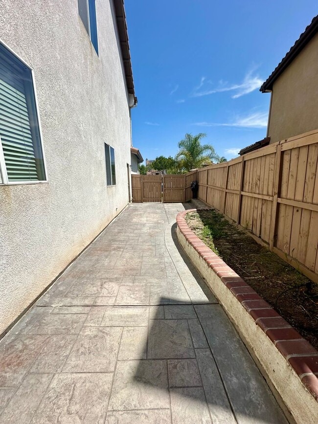 Building Photo - Large 3 bedroom home with loft and large b...