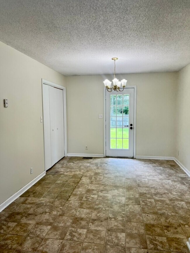 Building Photo - AVAILABLE NOW! 3 Bedroom, 1.5 Bath Home