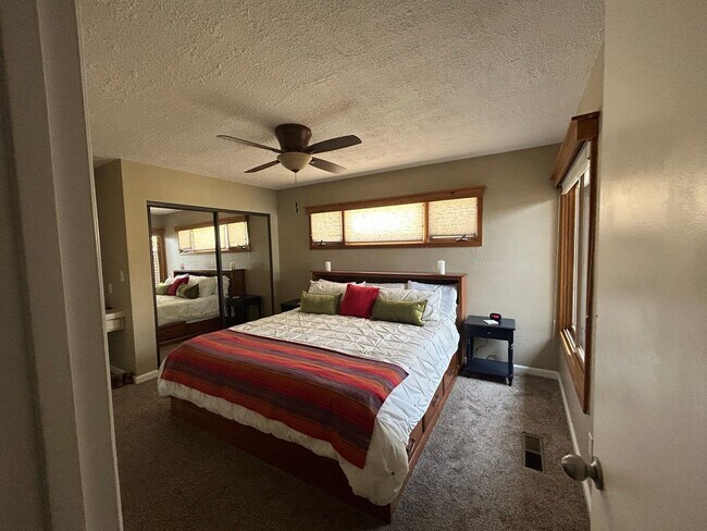 Building Photo - Don't Miss out on a Summer at the Lake.  Beautiful Fully Furnished Waterfront Home available July...