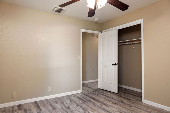 Building Photo - NORTHWEST SOLAR HOME - AVAILABLE NOW!!
