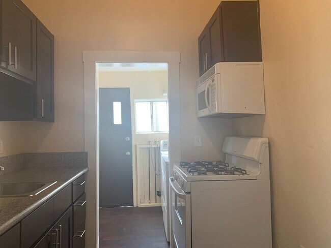 Building Photo - Old World Charm 2 bedroom / 1 bath