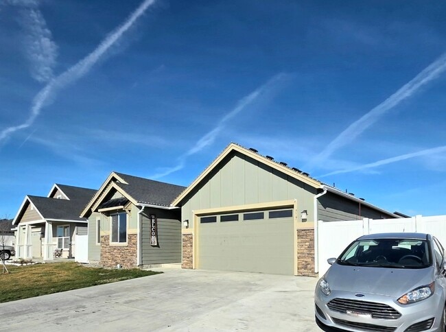 Building Photo - Beautiful Newer Build **Single Level** 4 Bedroom, 2 Bath House for Rent in Quincy!