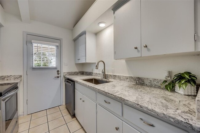 Building Photo - 8803 Westover Club Dr