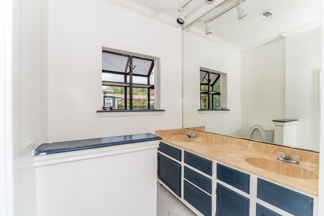 Building Photo - 2-BEDROOM COTTAGE IN TOBIN HILL