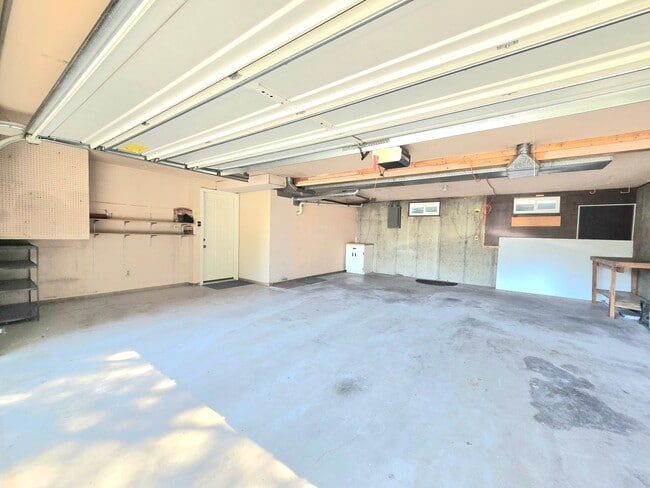 Building Photo - Charming 4-Bedroom Split-Level Home with S...