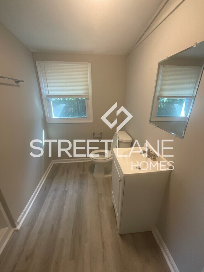 Building Photo - 1/2 MONTHS RENT FREE WITH A SIGNED LEASE B...