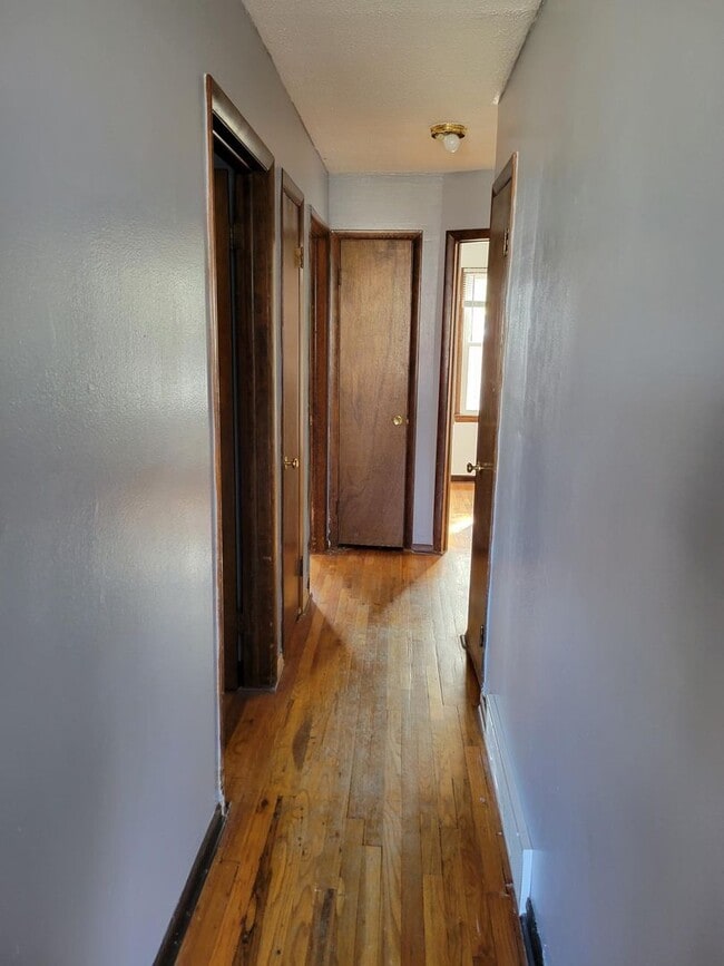 Building Photo - 3 bedroom 1 bath