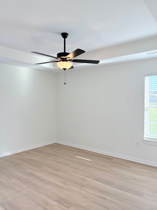 Building Photo - 1307 Helmsdale Ave