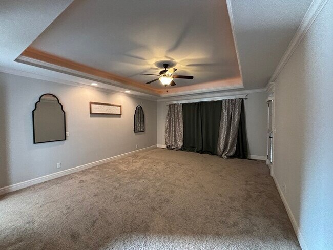 Building Photo - Modern 4BR 3.5 BA w/ Covered Lanai + Community Pool + Dedicated Office in Olathe