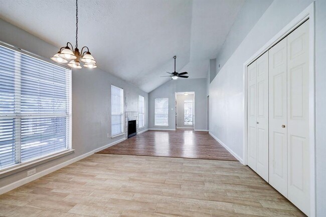 Building Photo - 15102 Jordan Oaks St