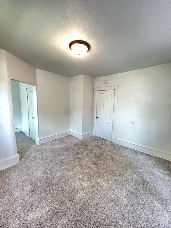 Building Photo - AVAILABLE JUNE - 4 Bed 2 Bath w/ Bonus Roo...