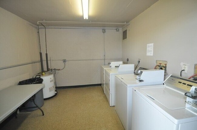 Building Photo - LARGE 2/2 IN CORAL SPRINGS PRICED RIGHT Tile Floor - Screened Patio - 1 Day Approval