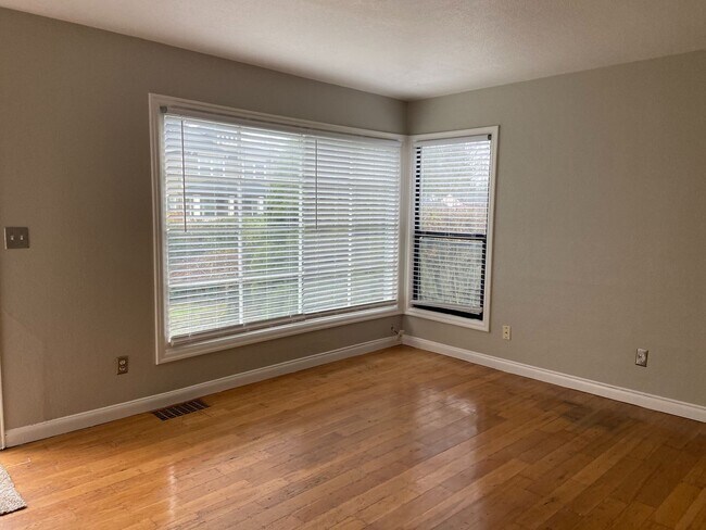 Building Photo - Wonderful Cottage 3 Blocks from Beaverton ...