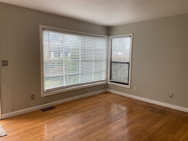 Building Photo - Wonderful Cottage 3 Blocks from Beaverton HS and downtown Beaverton