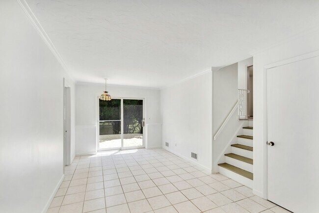 Building Photo - 516 Knickerbocker Rd