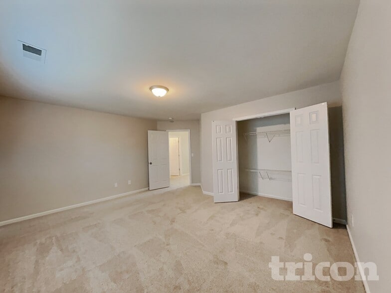Building Photo - 2120 Clear Brook Dr