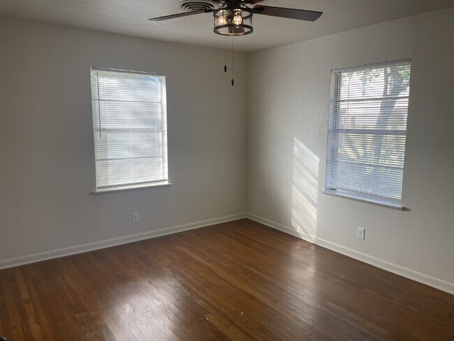 Building Photo - Two bedroom 1 bath next to campus!