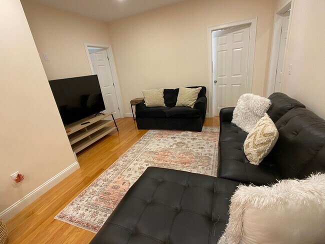 Building Photo - Awesome 4 bed 2 bath in Somerville... Don't miss out!!