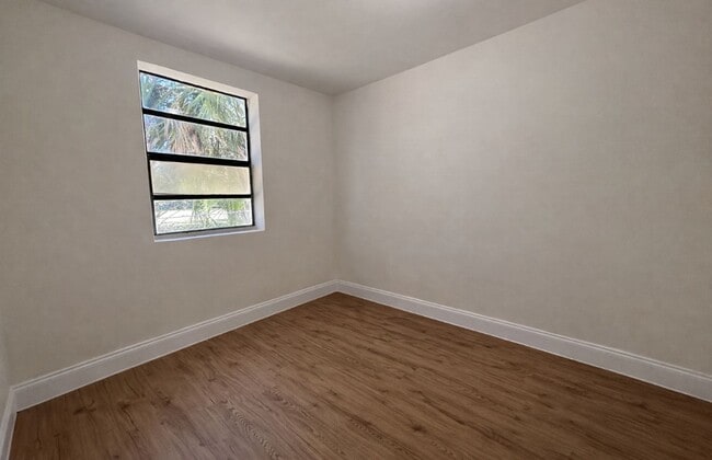 Building Photo - 569 Nuna Ave