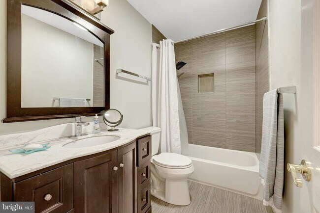 Building Photo - 2230 Carmichael Dr