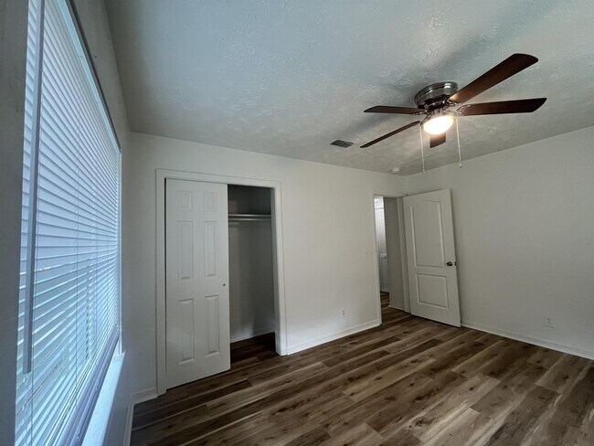 Building Photo - 2504 Danson St