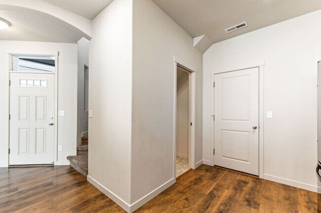Building Photo - **AVAILABLE 18-May-2024** Woodridge Park C...