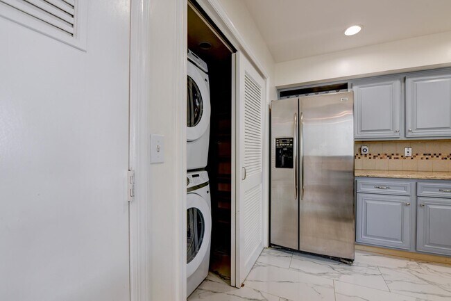 Building Photo - 816 Topsail Ln