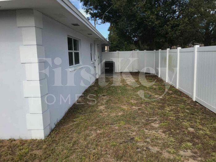 Building Photo - 701 Kingswood Loop