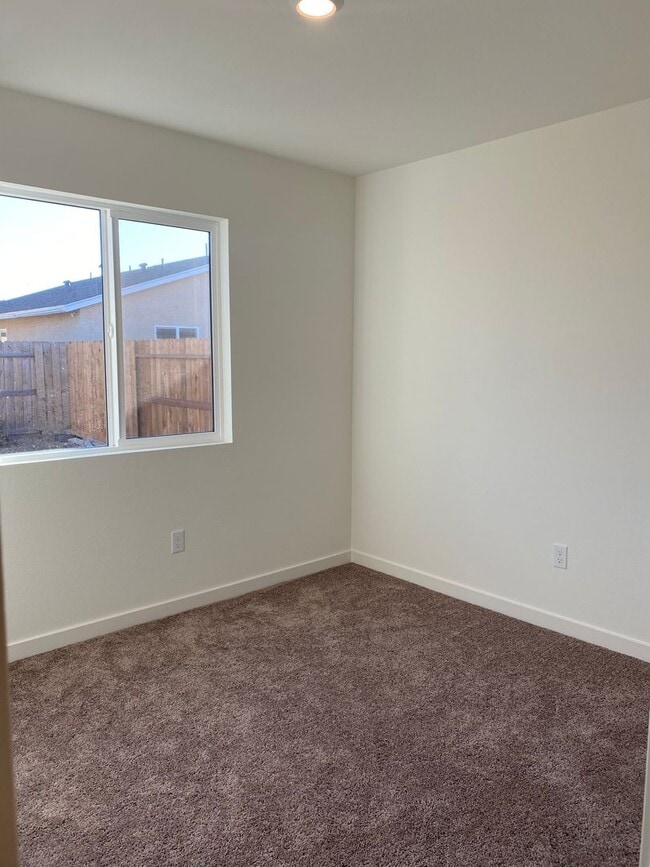 Building Photo - Modern 3-Bedroom, 2-Bath Home with Spaciou...