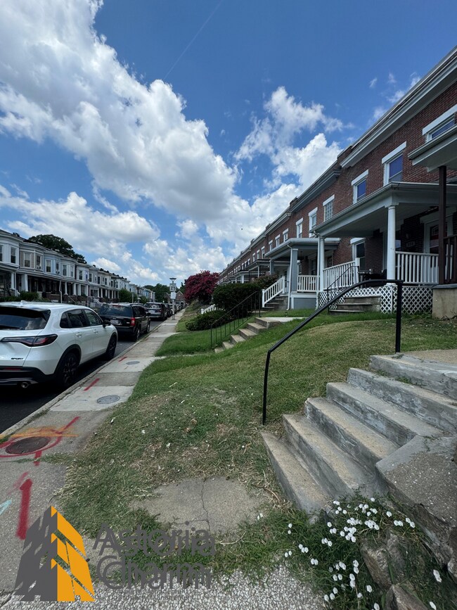 Building Photo - End Unit 3 Bedroom Home with Deck and Yard