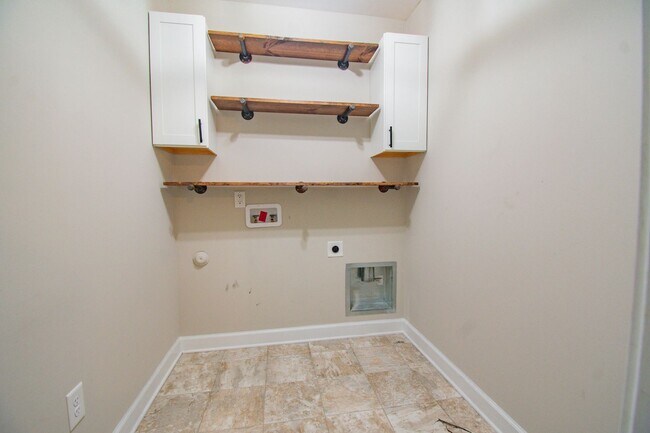 Building Photo - Available July 1! 4 Bedroom 2.5 Bathroom