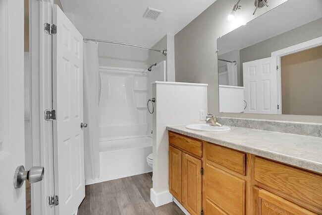 Building Photo - $2,465.00, 2 bed, 1.5 bath, located in Denver
