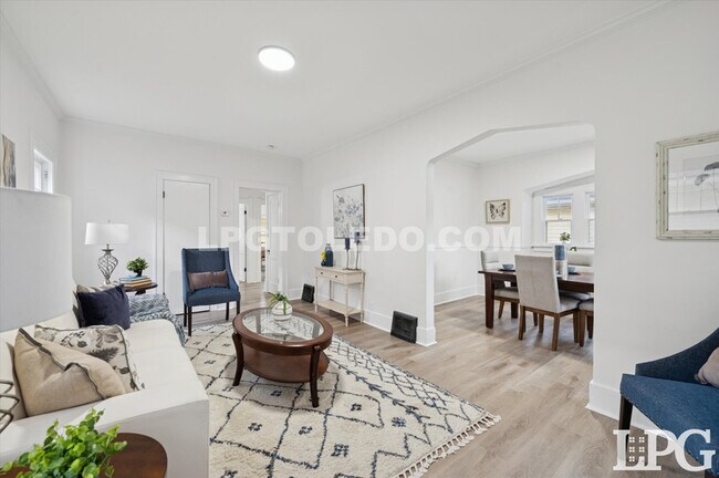 Building Photo - 1044 Hawk St