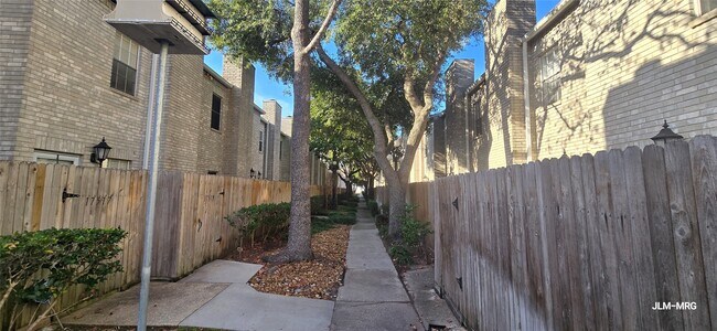 Building Photo - 17471 Red Oak Dr