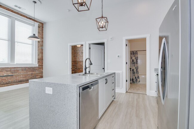 Building Photo - 2 Bed 2 Bath Apartment In Middle of Harlem!