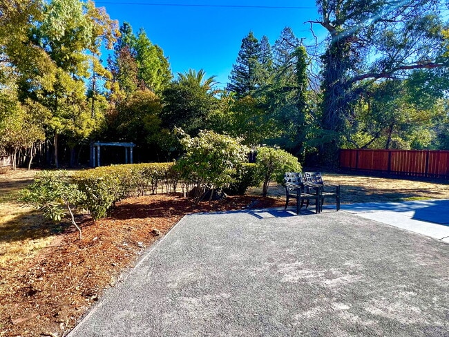 Building Photo - Lovely 3+ Bedroom Single Story Home in San Rafael!