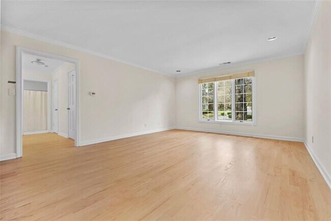 Building Photo - 11 Paces W Dr NW