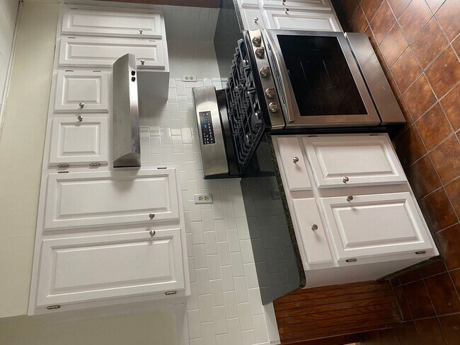 Building Photo - 1200 sq ft 3 bed 1 bath Brighton apartment!