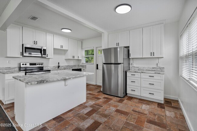 Building Photo - 509 E Fee Ave