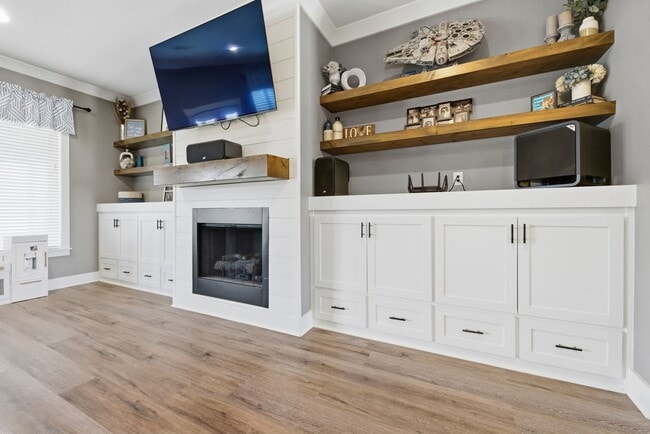 Building Photo - 3 Bedrooms Plus an Office & Sun room