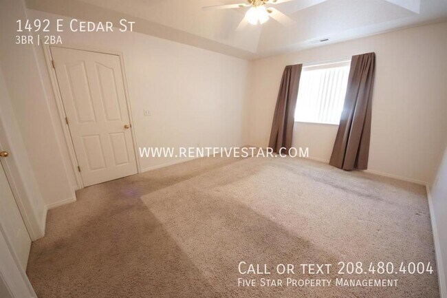 Building Photo - Beautiful Home Available in Central Pocate...