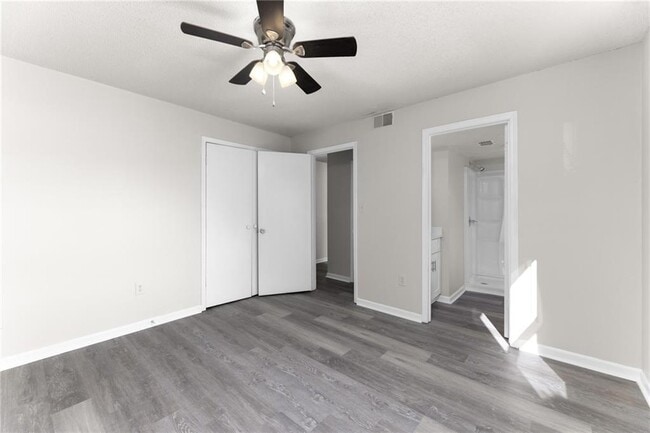 Building Photo - 121 Mark Twain Cir