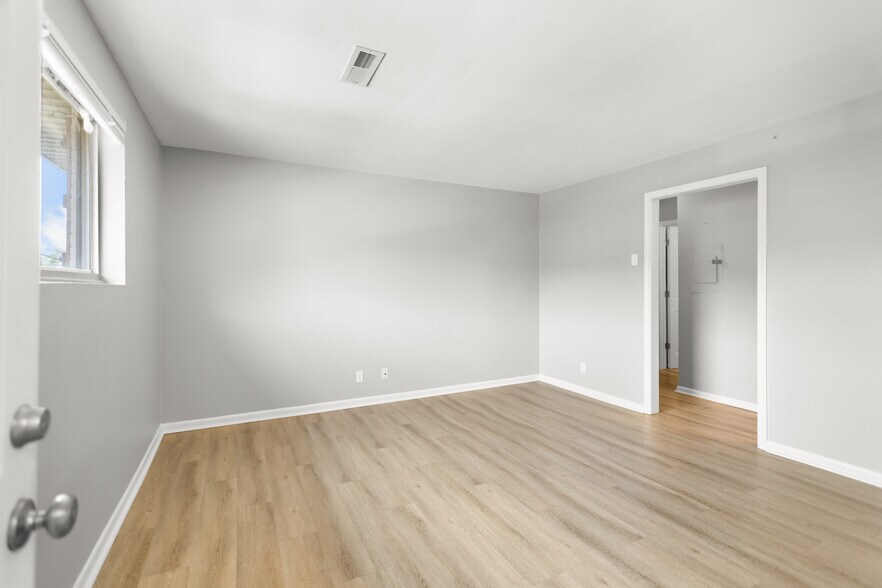Building Photo - 3400 Clifton Ave