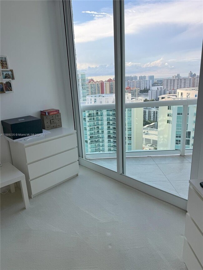 Building Photo - 16400 Collins Ave