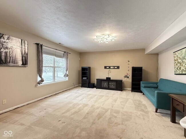 Building Photo - 8607 Longspur Ct