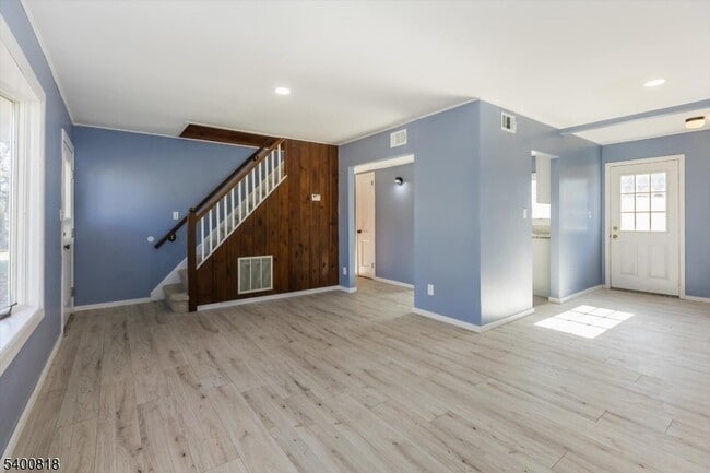 Building Photo - 1 Pine Ct