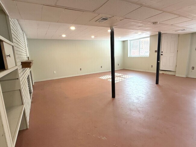 Building Photo - Move-In Ready 2 bedroom, 1.5 bathroom Home in Livonia